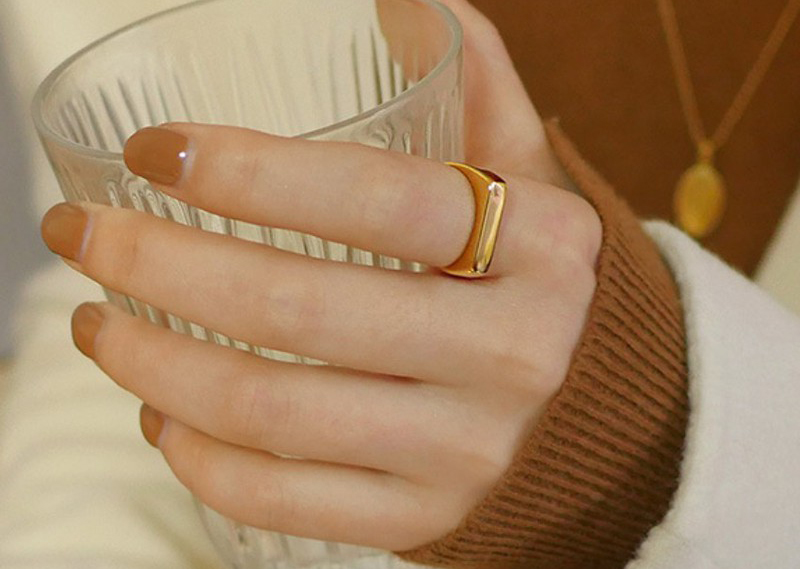 Bạn n&ecirc;n chọn nhẫn ph&ugrave; hợp với c&aacute;c ti&ecirc;u ch&iacute; quan trọng như d&aacute;ng tay, tuổi t&aacute;c,...